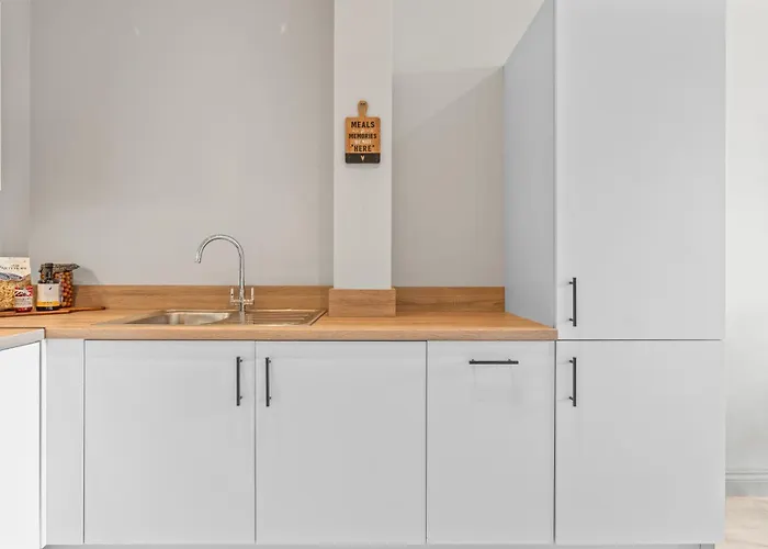 Modern & Relaxing 1-bedroom Flat In By Purestay *